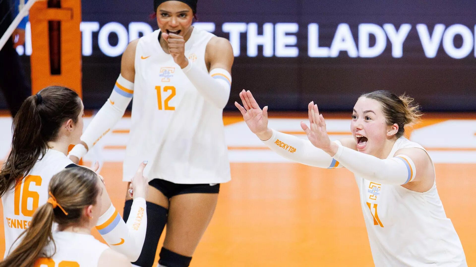 No. 19 Tennessee dominates Arkansas for 13th sweep of the season